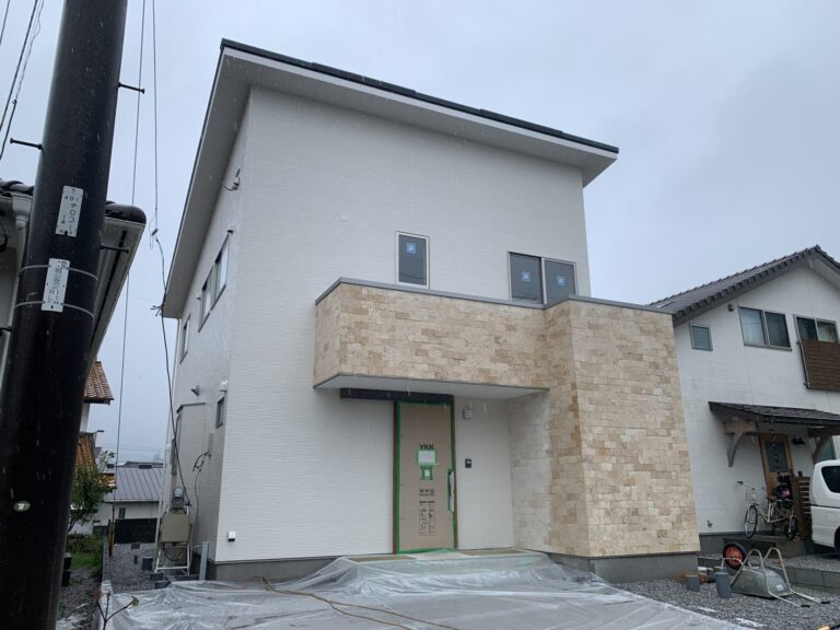 玄関廻りのタイルのように見えるものは無添加住宅「コーラルストーン」です。
重厚な落ち着きと、時を経ても流行りに左右されない表情を見せます。