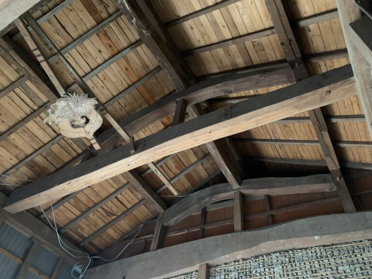 和室１の天井を撤去した後の屋根裏。
上棟時に使われたであろう破魔矢や棟札等もしっかり残ってました。